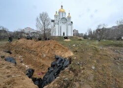 Массовое захоронение мирных жителей, погибших в Буче