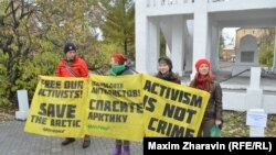 Участники пикета в поддержку арестованных активистов "Гринпис" в Мурманске