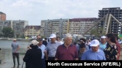 Спикер Народного собрания Дагестана Хизри Шихсаидов (в центре фото)