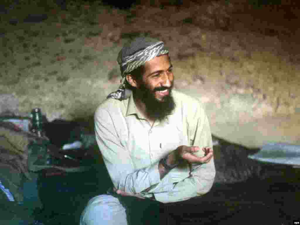 Усама в пещере Джалалабада, Афганистан, 1988 - Osama bin Laden in a cave in the Jalalabad region of Afghanistan in 1988.