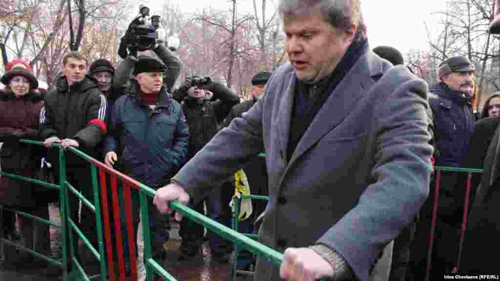 Сергей Митрохин освобождает проход на митинг