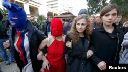 Участницы Pussy Riot на пресс-конференции в Адлере