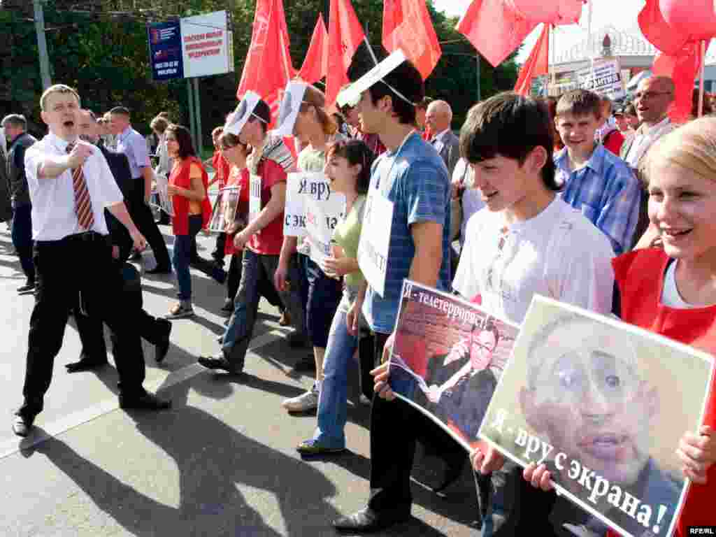 По ходу марша демонстранты скандировали: "Нет лживому телевидению!", "Нам нужна правда!"