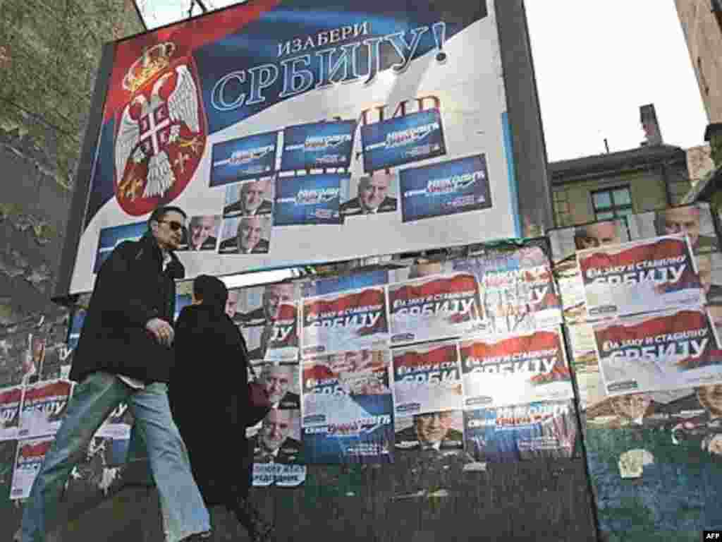 SERBIA, BELGRADE : Pedestrians pass by a pre-election bilboard reading "Chose Serbia!", 15 January 2008 in Belgrade. Serbian will vote next 20 January 20008 poll