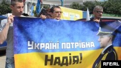 В Киеве пикетчики требуют освобождения Надежды Савченко (11 июля 2014 года)