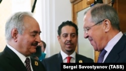 Feldmarşal Khalifa Haftar (solda) Moskvada Sergei Lavrovla görüşür (2017)