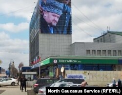 "И когда кажется, что ты привык к этой пестроте, на здании Дома печати появляется гигантский портрет Ахмата Кадырова"