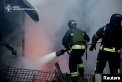 Пожарные на месте российского ракетного удара в Днепропетровской области, 25 декабря 2024 года