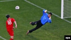 South Africa -- Portugal's Hugo Almeida scores the 3-0 lead against North Korea's goalkeeper Ri Myong Guk during the FIFA World Cup 2010 group G preliminary round match between Portugal and North Korea, 21Jun2010 