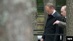 Владимир Путин и Дональд Туск в Катыни