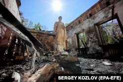 Памятник философу Григорию Сковороде, поврежденный в результате российского ракетного удара по Национальному музею Григория Сковороды в селе Сковородиновка Харьковской области, 7 мая 2022 года