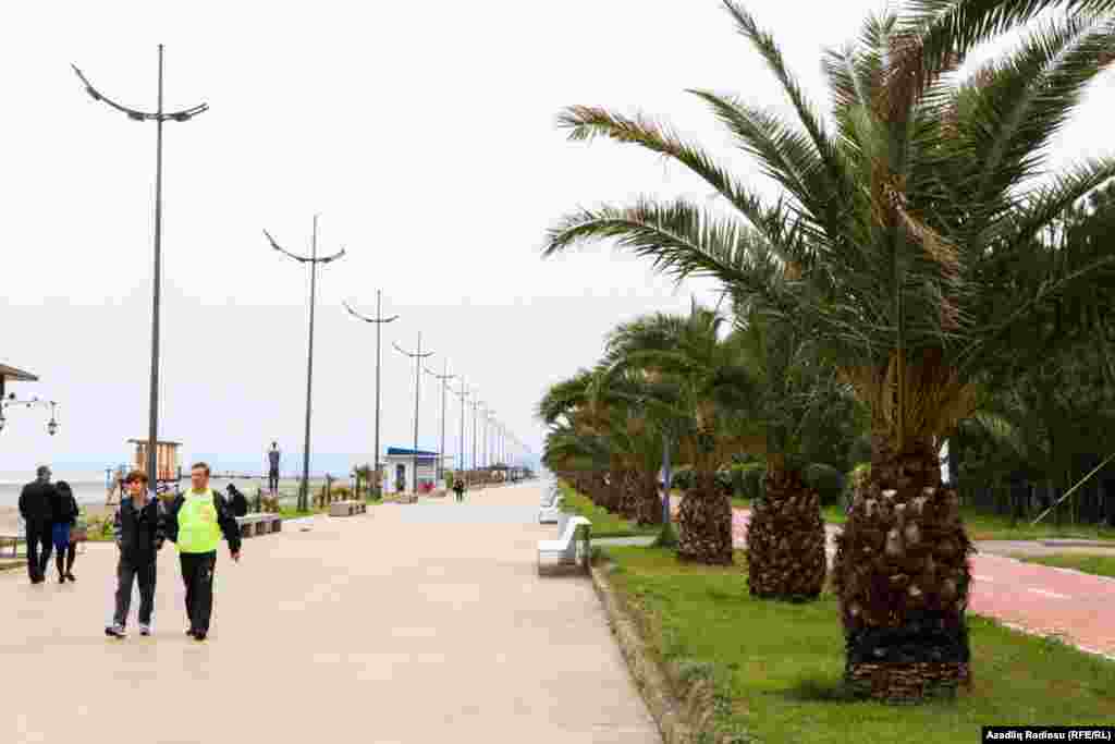 Batumi bulvarı Batuminin ən qədim yerlərindəndir. Tikilişi 1881-ci ildə başlanan bulvarın günümüzdəki uzunluğu 7 kilometrdir.