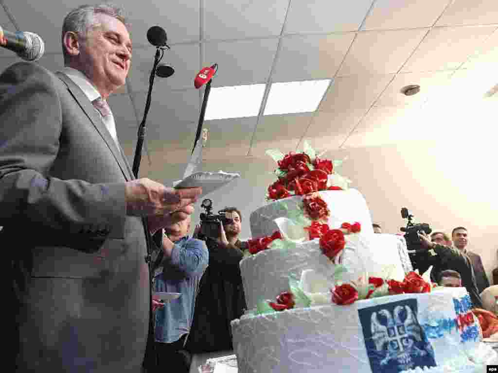 Caption: epa01228787 Acting leader of Serbian ultranationalist's Serbian Radical Party (SRS) Tomislav Nikolic cuts the cake with party symbols, after announcing of first unofficial results of his lead on presidental elections in Serbia, 20 January 2008.