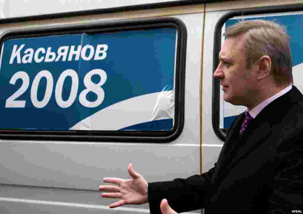 Russia -- Opposition leader, presidential candidate, former Prime Minister Mikhail Kasyanov near “Kasyanov 2008” logo the central elections commission office in Moscow, 16Jan2008