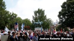 Ауция протеста ультранационалистов около статуи Роберта Ли в Шарлотсвилле (12 августа 2017 г.)