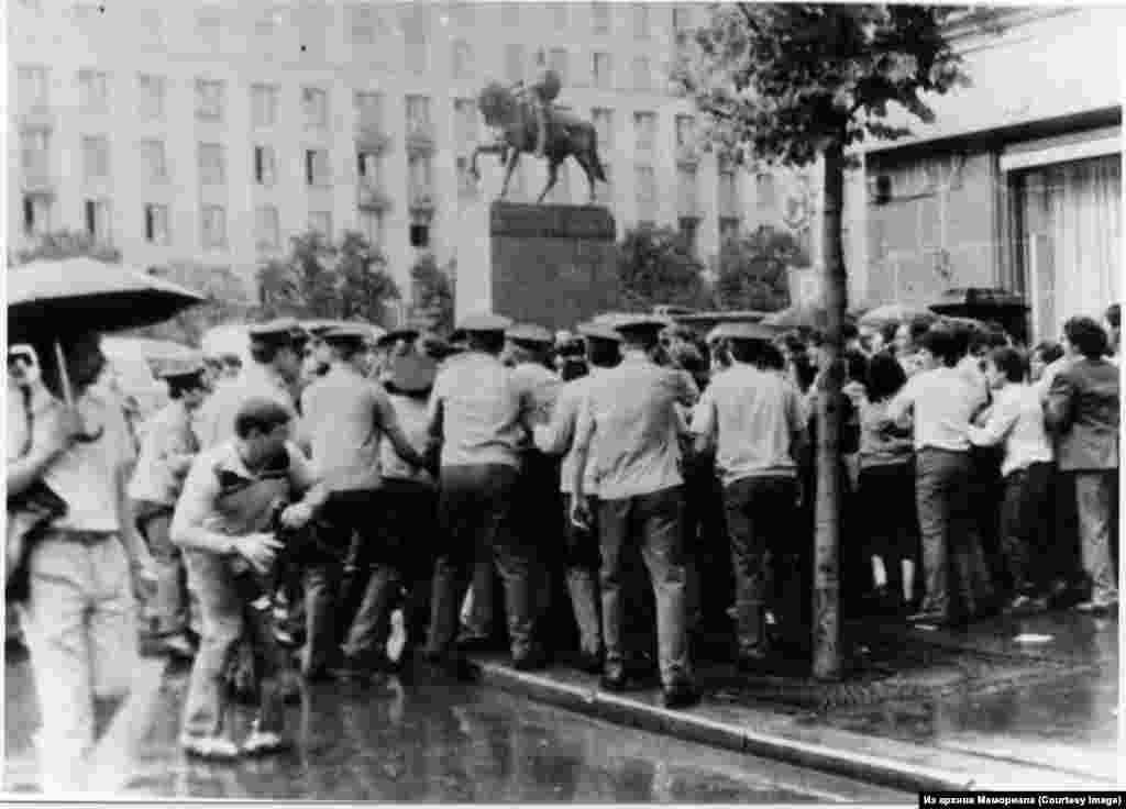 Демонстрация крымских татар у здания Моссовета в Москве. 28 августа 1988 года.