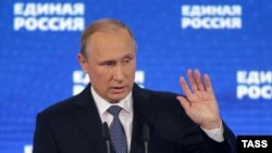 Президент Владимир Путин выступает выступает на съезде партии "Единая Россия"