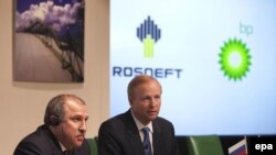 "Роснефть" и ВР договорились о партнерстве. На фото: президент "Роснефти" Эдуард Худайнатов (слева) и председатель Совета директоров ВР Роберт Дадли