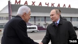 Глава Дагестана Владимир Васильев и президент РФ Владимир Путин, архивное фото