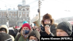 Даниил Чебыкин с мегафоном в руках. Омск, митинг 31 января.