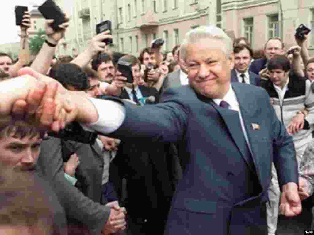 Soviet Union – Russia / politics – Presidential candidate Boris Yeltsin (C) and his wife Naina go the polling station in presidential elections, Moscow, 12Jun1991