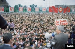 Борис Ельцин выступает на митинге в Туле в 1991 году