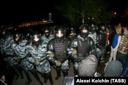 Полиция против митингующих в сквере в Екатеринбурге