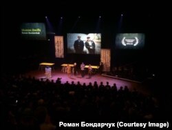 Вручение приза на фестивале IDFA в Амстердаме в ноябре 2015