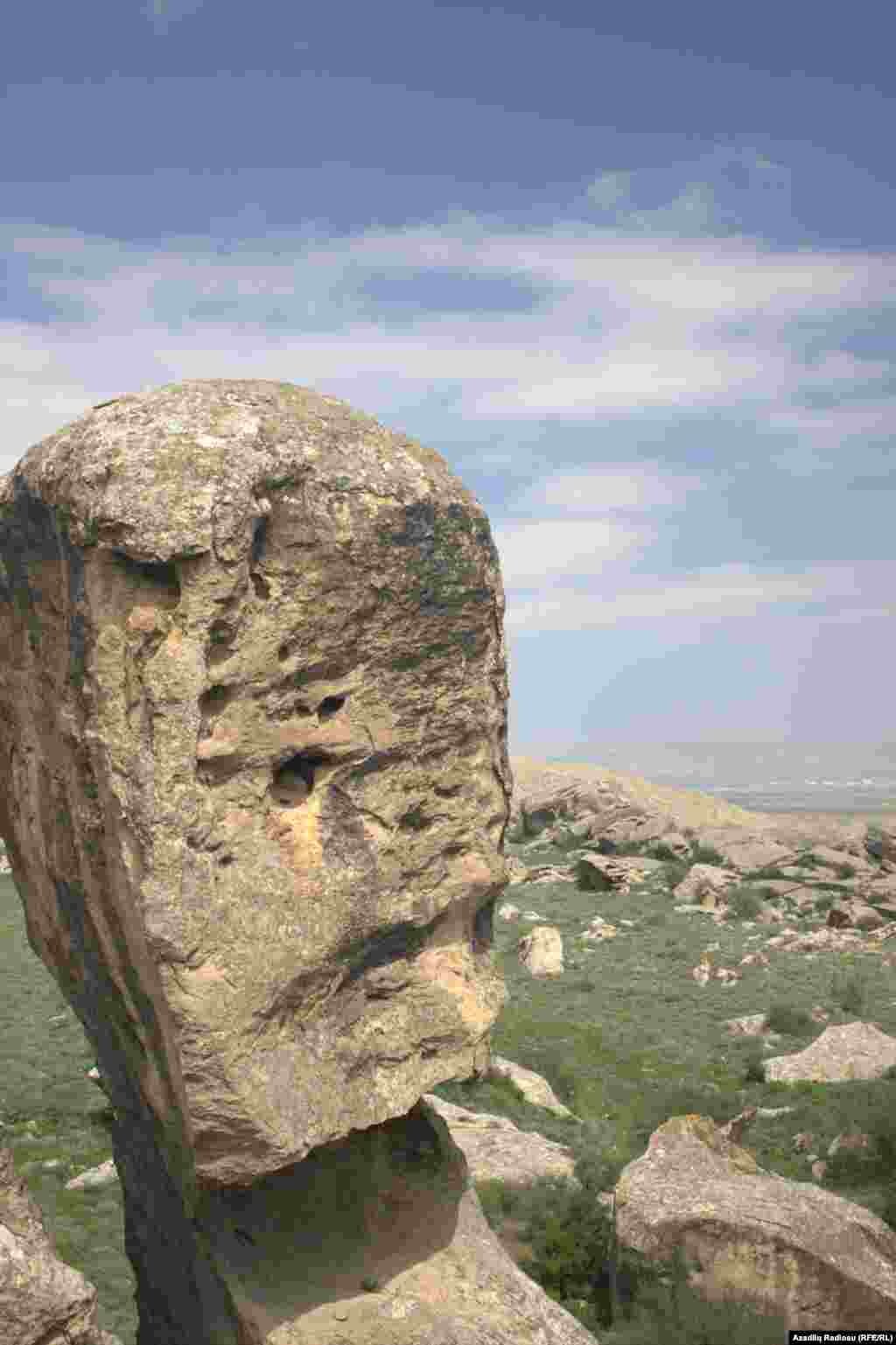 Burada &ccedil;oxsaylı qaya&uuml;st&uuml; təsvirlər, qayaların altında yerləşən qədim insan məskənləri və kurqan qəbrlərinə rast gəlmək olar