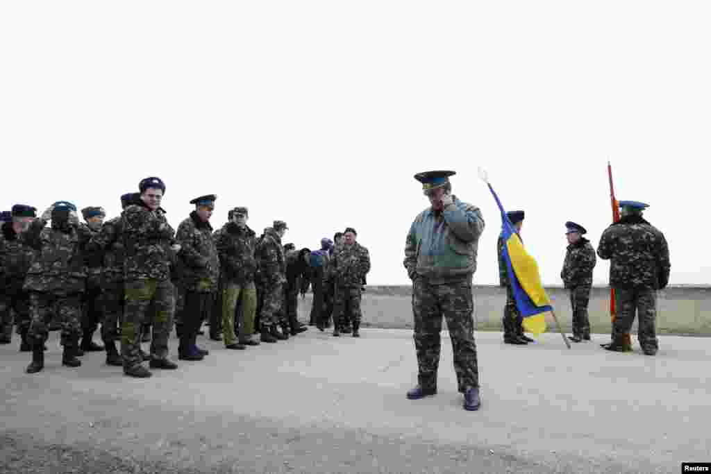 Военнослужащие ​бригады тактической авиации в Бельбеке и&nbsp;украинский военный лётчик 1-го класса, полковник Воздушных Сил Украины, командир 204-й бригады тактической авиации Юлий Мамчур, 4 марта 2014 года