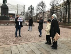 Прохожие в Москве подходили к участникам пикета и спрашивали о Гаджиеве