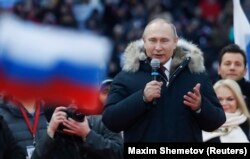 Владимир Путин выступает на митинге своих сторонников в Москве 3 марта 2018 года