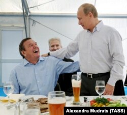 2011 год. Герхард Шрёдер и Владимир Путин на встрече с участниками реализации проекта "Северный поток" на газокомпрессорной станции "Портовая" в Выборге