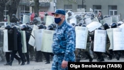 Сотрудники правоохранительных органов во время митинга против режима самоизоляции