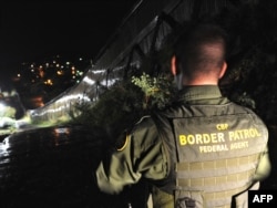 Агент Border Patrol на границе с Мексикой