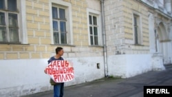 В Самарской области протестовать станет сложнее (на фото — пикет рабочих "АвтоВАЗа" в Москве 1 августа 2007 года)