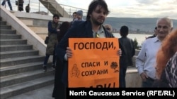 На митинге против строительства храма в парке, Махачкала