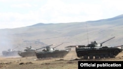 Ermənistan tankları 2015-ci ilin təlimlərində 