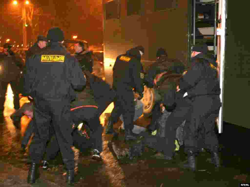 Belarus - Minsk, small vendors protest, 10Jan2008