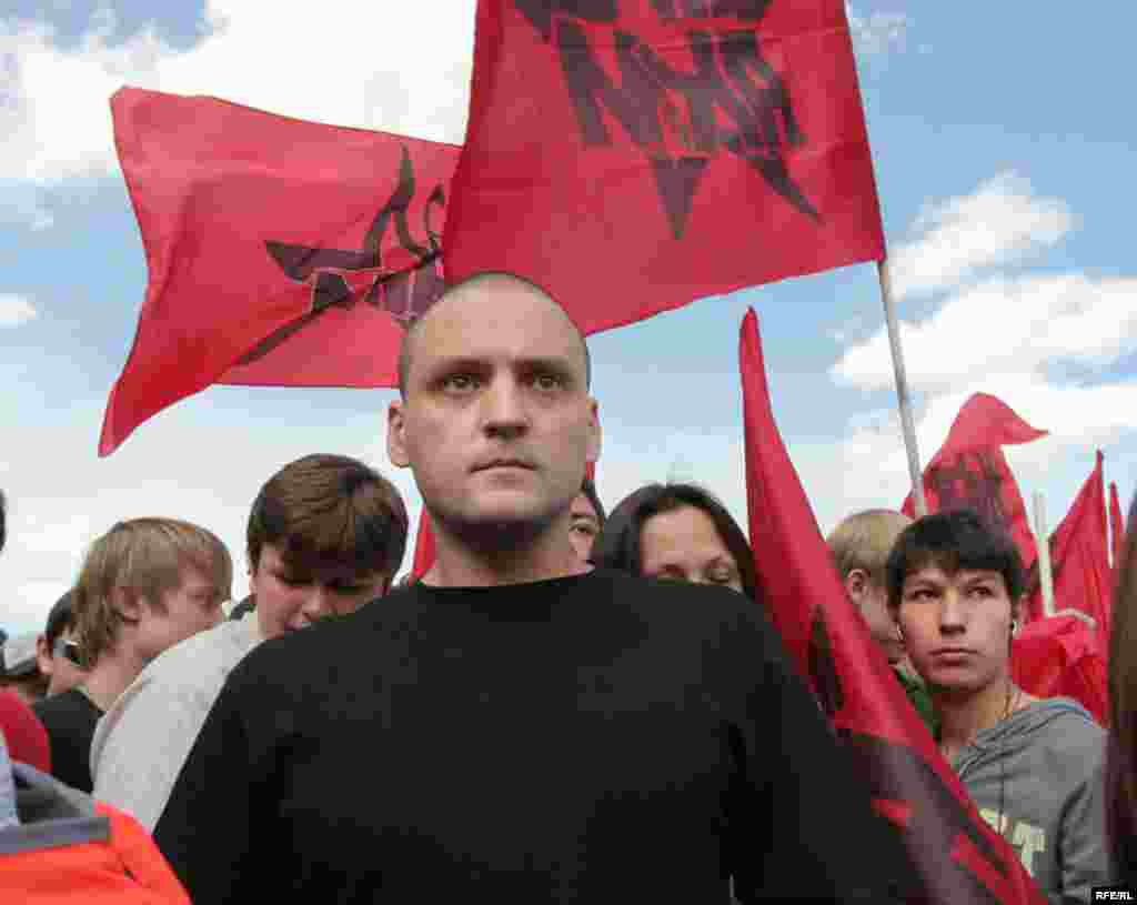 Лидер АКМ Сергей Удальцов успел на митинг, несмотря на то, что был утром задержан и провел несколько часов в отделении милиции