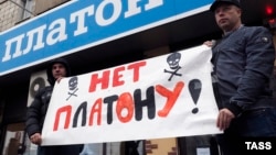 Водители разных городов России протестуют против системы "Платон". На снимке - одна из акций, Волгоград, ноябрь 2015 г. 