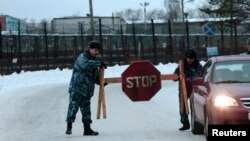 У входа в сегежскую колонию номер 7