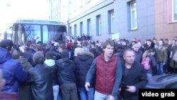 Участники протеста блокируют автобус, в котором, предположительно, находится Алексей Навальный