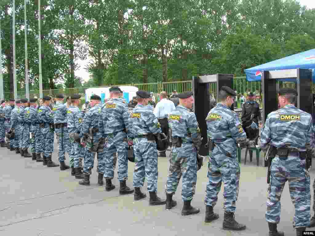 Гурӯҳи ОМОН дар ноҳияи Рашт ва кушташавии фармондеҳи он Олег Захарченко 