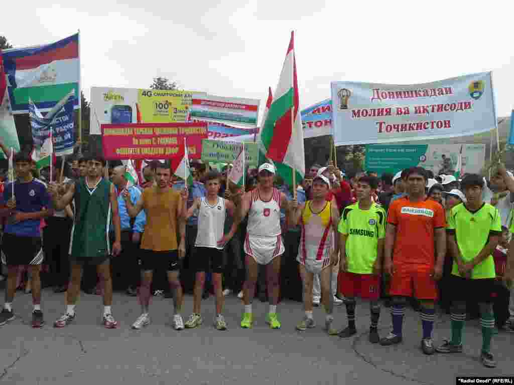 Tajikistan -- National run in Dushanbe city, 17May2015