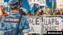 Росгвардеец на митинге (архивное фото)