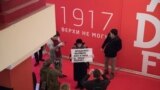 Пикет противников фестиваля на его открытии