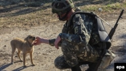 Украинский военнослужащий на КПП возле Горловки